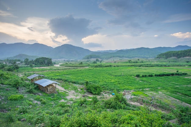 Vista natural con pequeña cabaña en la noche en Pai, Tailandia