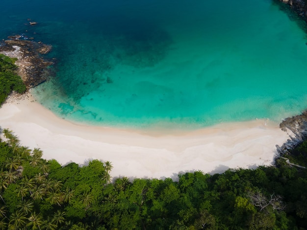 Vista de la naturaleza del hermoso paisaje Playa mar día de verano en la soleada Vista aérea de la playa blanca de drones s