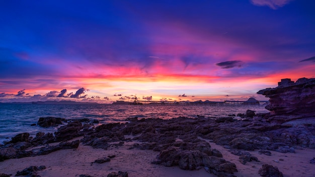 Vista de la naturaleza del paisaje, hermoso amanecer de luz o puesta de sol sobre el mar