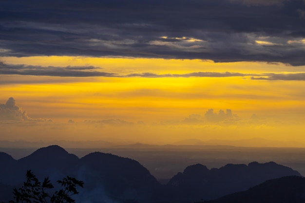 Vista de la naturaleza del paisaje en la puesta del sol de la montaña y del cielo