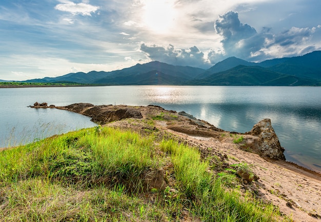 Vista de la naturaleza del paisaje y el río y el color de la luz solar