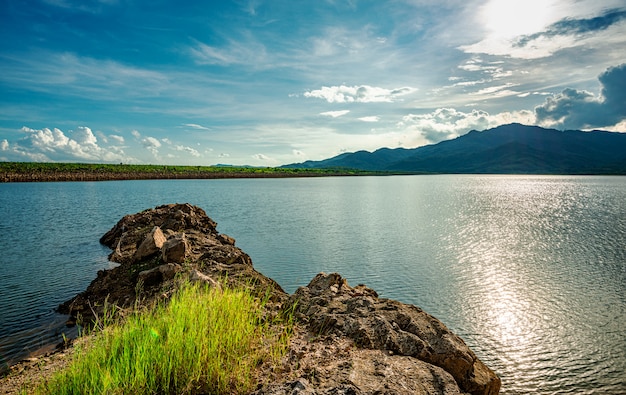 Vista de la naturaleza del paisaje y el río y el color de la luz solar