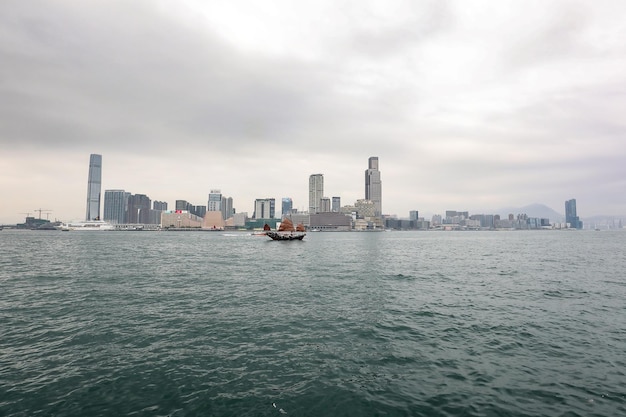 Vista nebulosa do inverno nebuloso de Kowloon de Hong Kong