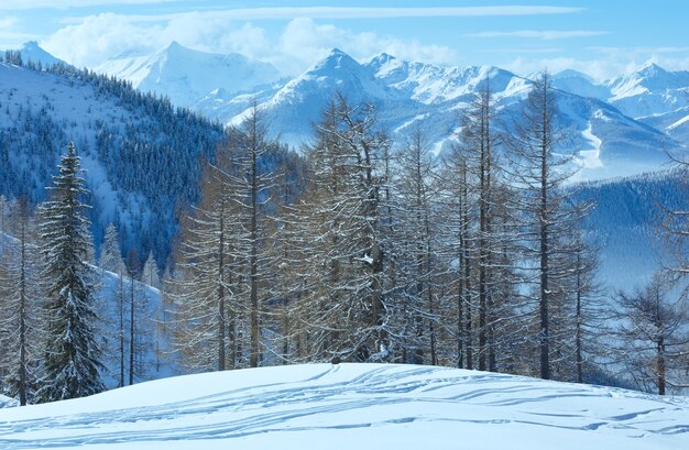 Vista nebulosa de invierno desde el macizo montañoso de Dachstein (Austria).