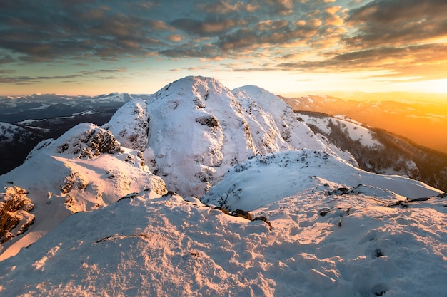 Foto vista nevada do topo da montanha aiako harriak no país basco.