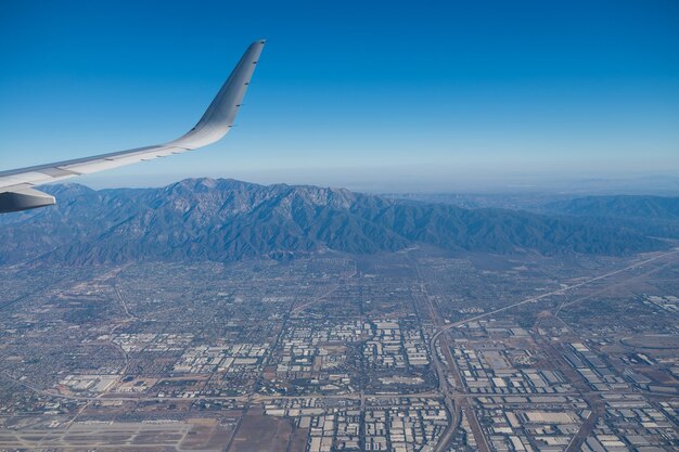 Vista de Los Ángeles visto dentro de la cabina del avión