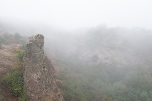 Vista de niebla en la antigua ciudad de cuevas de Khndzoresk en las rocas de la montaña Atracción del paisaje de Armenia Ruinas abandonadas en la niebla Atmosférica fotografía de archivo