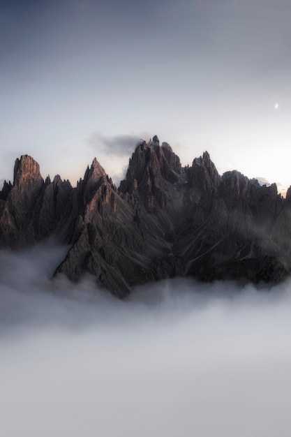 Vista de la niebla Tre Cime di Lavaredo en Dolomitas, Italia