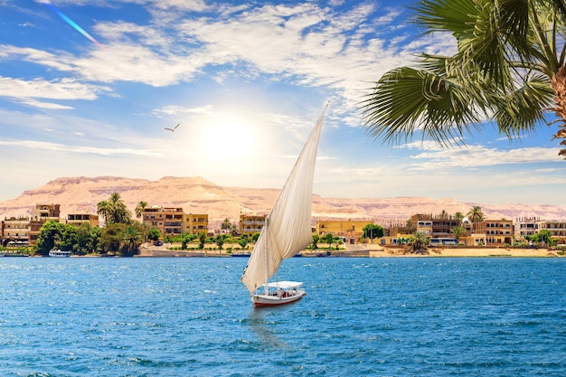 Vista del Nilo y un velero por el Valle de los Reyes en Luxor Egipto