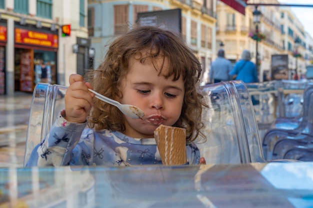 Vista de niña con helado