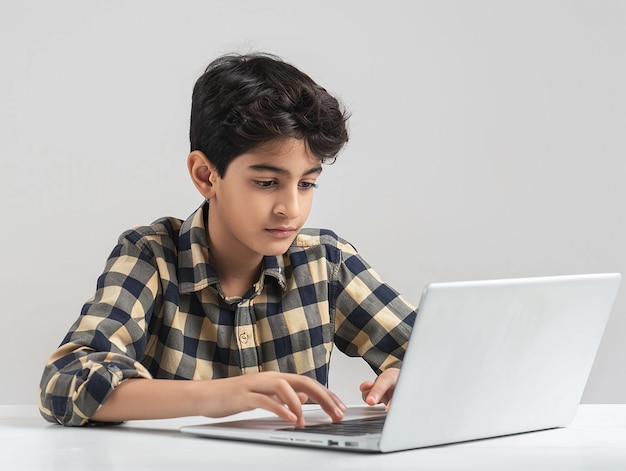 Vista de un niño usando una computadora portátil con fondo blanco