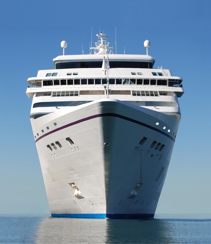 vista del nivel del agua del crucero frente a la proa