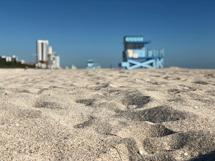 Foto vista a nivel de la superficie de la playa contra un cielo despejado