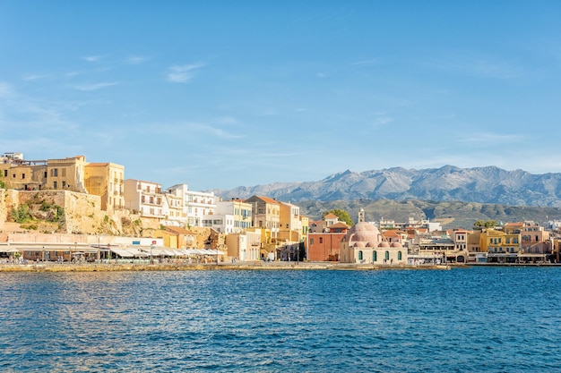 Vista no antigo porto veneziano na cidade de Chania, na ilha de Creta, Grécia.
