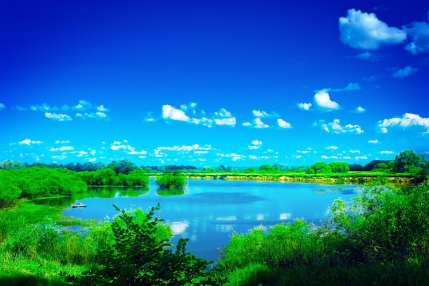 Vista no belo lago azul com bordas verdes e estilo instagram de céu azul