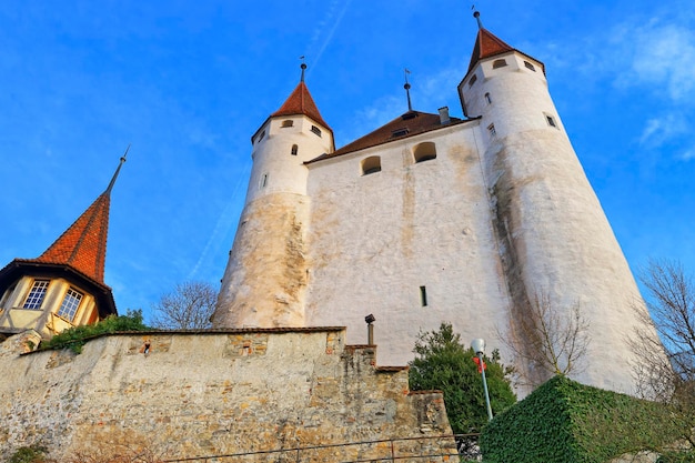 Vista no Castelo de Thun em degraus de pedra. O Castelo de Thun é um Museu do Castelo na cidade de Thun, no cantão suíço de Berna, onde o rio Aare deságua no Lago Thun