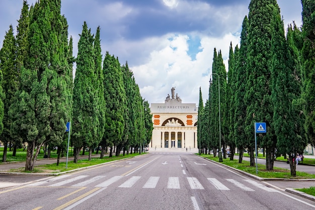 Vista no cimitero monumentale di verona, na itália, construído em 1828