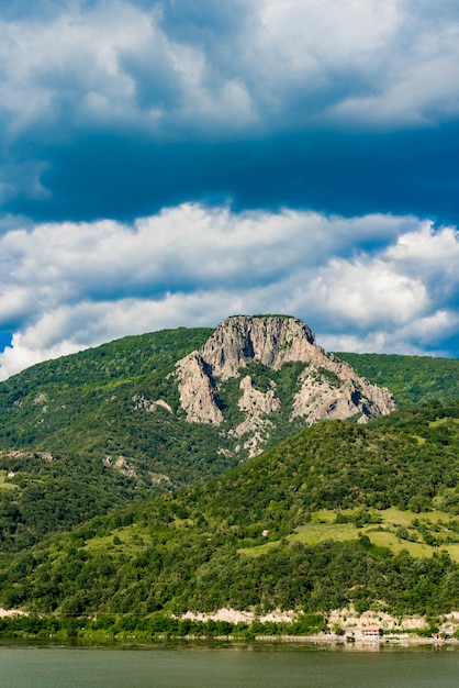 Foto vista no desfiladeiro do danúbio em djerdap, na fronteira entre a sérvia e a romênia