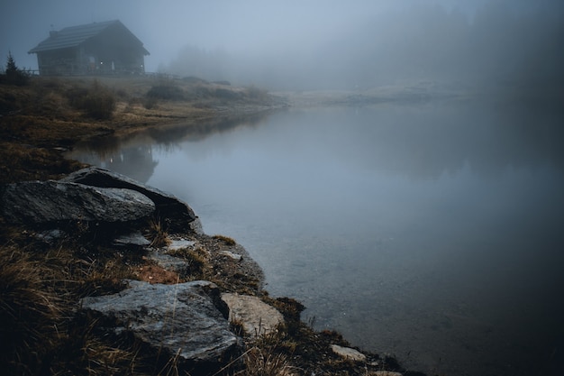 Vista no enevoado lago mortirolo na montanha