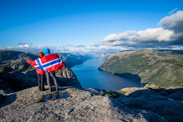 Vista no fiorde de Lysefjord do caminho Preikestolen, Noruega