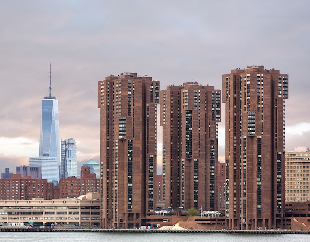 Vista no horizonte de Manhattan do Queens