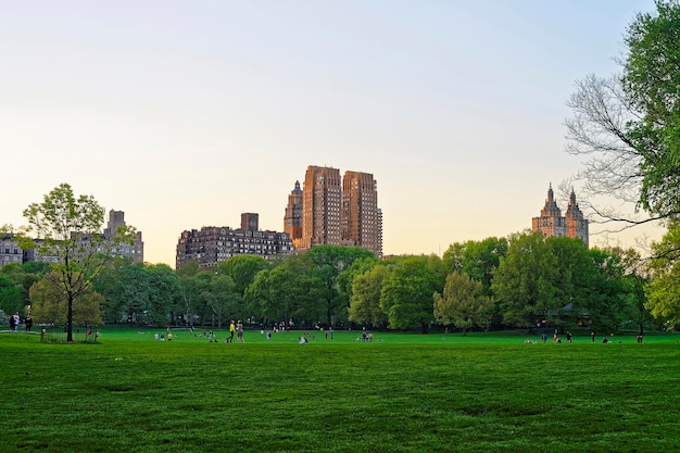 Vista no horizonte de uptown manhattan no central park west. no upper west side em nova york, eua. as pessoas próximas