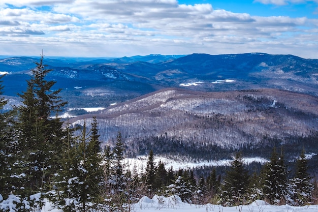 Vista no inverno nas montanhas cobertas de neve de Laurentides do topo do Monte Kaaikop em Quebec