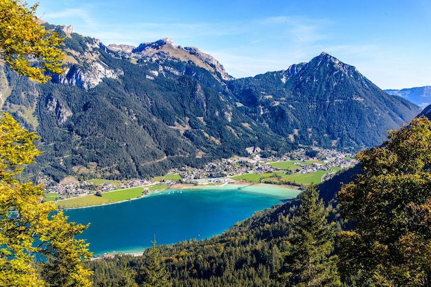 Vista no lago Achensee Achen no Tirol Áustria