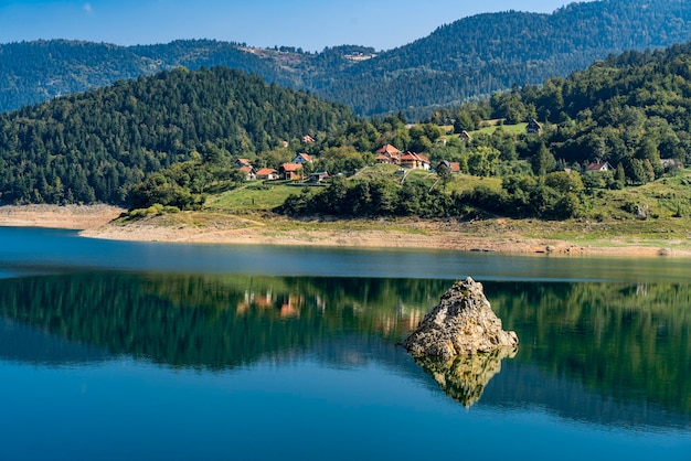 Vista no lago artificial zaovine na sérvia