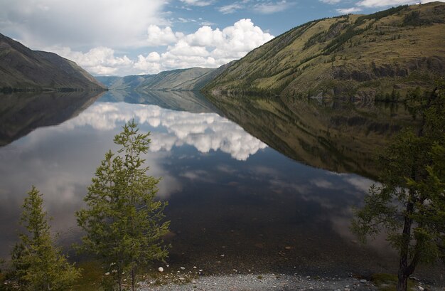 Foto vista no lago da montanha da sibéria