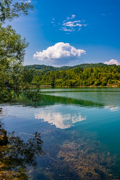 Vista no lago Grliste perto de Zajacar, no leste da Sérvia