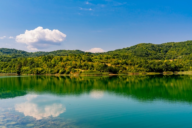 Vista no lago Grliste perto de Zajacar, no leste da Sérvia