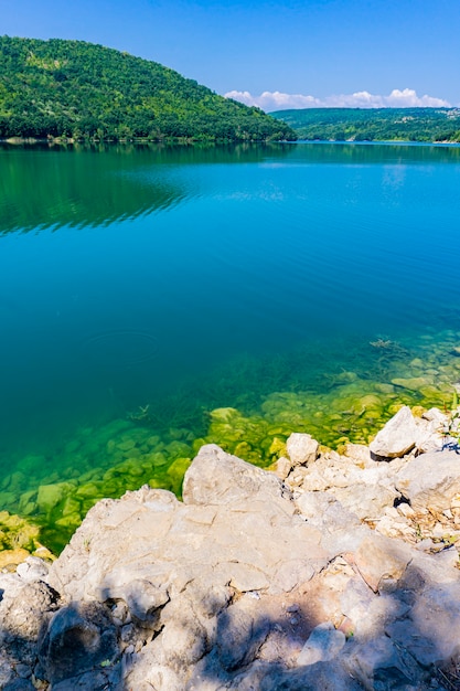 Vista no lago Grliste perto de Zajacar, no leste da Sérvia