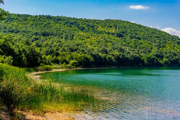 Vista no lago Grliste perto de Zajacar, no leste da Sérvia