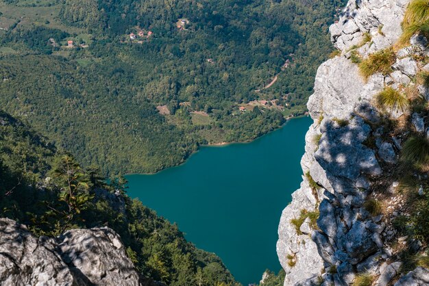 Vista no lago Perucac e no rio Drina da montanha Tara na Sérvia