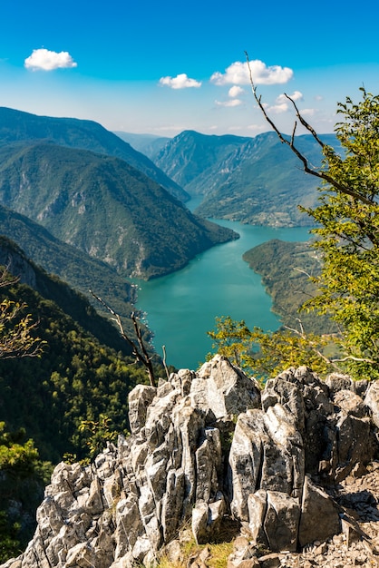 Vista no lago perucac e no rio drina da montanha tara, na sérvia