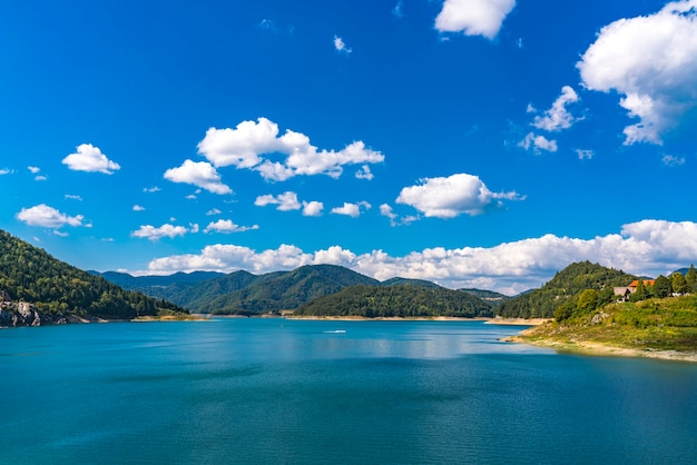 Vista no lago Zaovine na Sérvia