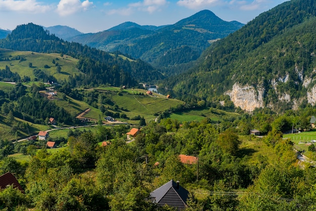 Vista no lago Zaovine na Sérvia