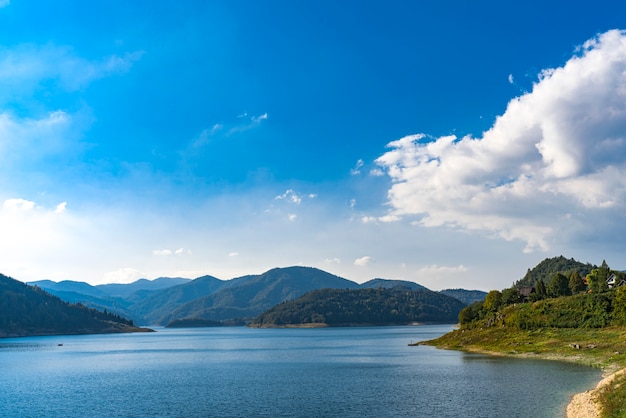 Vista no lago Zaovine na Sérvia