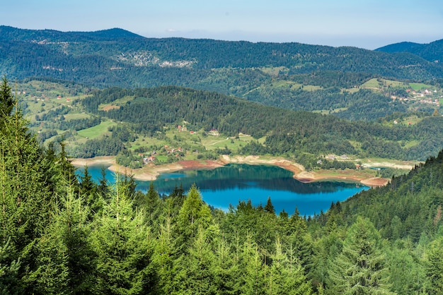 Vista no lago zaovine na sérvia