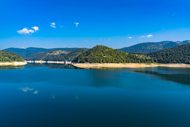 Vista no lago zaovine na sérvia