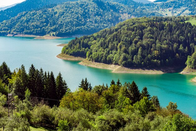 Vista no lago Zaovine na Sérvia