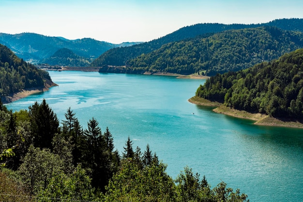 Vista no lago Zaovine na Sérvia