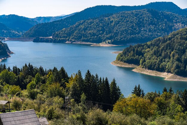 Vista no lago Zaovine na Sérvia