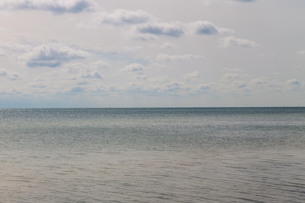 Vista no mar de Azov no verão