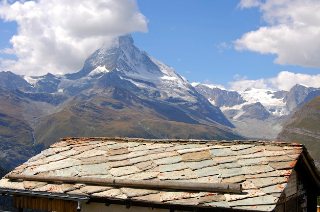 Vista no Monte Cervin Matterhorn parcialmente escondido nas nuvens Zermatt Valais Suíça