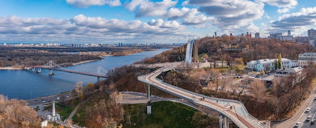 Vista no outono do parque Vladimirskaya Gorka nos pontos turísticos de Kiev, Ucrânia