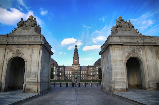 Vista no Palácio de Christiansborg da ponte de mármore em Copenhague Dinamarca