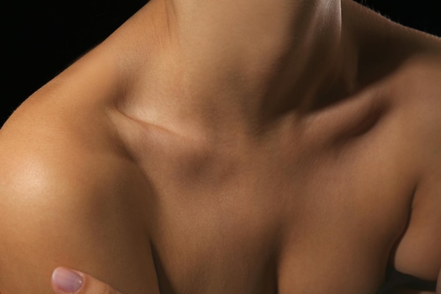 Vista no peito da clavícula da mulher e nos ombros closeup
