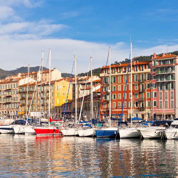 Vista no porto de Nice e iates de luxo, França